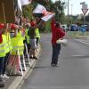 Warnstreik bei Hiestand in Gerolzhofen: Die Produktion stand am Donnerstag still, die Gewerkschaft Nahrung-Genuss-Gaststätten (NGG) hatte die Hiestand-Mitarbeiter dazu aufgerufen, die Arbeit niederzulegen. Den Streik führte NGG-Geschäftsführer Ibo Ocak (vorne, mit Megaphon) an.