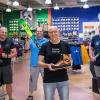 Seit 40 Jahren ist Thomas Rubin (vorne im Bild) bei Sport Ludwig am Schweinfurter Hainig beschäftigt. Zum Jubiläum gratulierten ihm (von links) Klaus, Marc und Frank Ludwig.