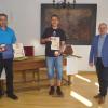 Gleich zweimal hatte der Stadtrat die Ehrenmedaille verliehen: Joachim Dusel (links) und Uwe Eberlein (Mitte) kamen in diesen Genuss. Wegen Eberleins Krankheit verlieh Bürgermeister Renè Schlehr Eberlein die Medaillen nicht beim Neujahrsempfang Mitte Januar, sondern am vorigen Freitag.