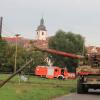 Mit dem versehentlich ausgefahrenen Abtankrohr beschädigte der Mähdrescher einen Holz-Strommasten am Fahrbahnrand.
