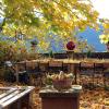 Herbstlichen Burgterrasse der Gamburg.