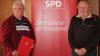 Bei der Jahresversammlung wurde Julius Hellmuth (links) anlässlich seiner Treue zur SPD zum Ehrenmitglied ernannt. Mit ihm freut sich der scheidende Vorsitzende Werner Hanel über diese Auszeichnung.