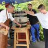Unter den kritischen Blicken von Brauereichefin Maria Martin durfte Bürgermeister Thomas Stamm das Festbier anstechen.