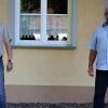 Neu im Willmarser Gemeinderat: Bürgermeister Reimund Voß (links) vereidigte in der jüngsten Sitzung Werner Palancares Hoyer (rechts), der als Listennachfolger für Dagmar Herda nachrückte. Neu im Willmarser Gemeinderat: Bürgermeister Reimund Voß (links) vereidigte in der jüngsten Sitzung Werner Palancares Hoyer (rechts), der als Listennachfolger für Dagmar Herda nachrückte.