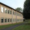 Der zum Spielplatz angrenzende Gebäudeteil der Grundschule in Willmars soll zur Kindertagesstätte umgebaut werden. Da fast alle Gemeinderäte neu im Gremium sind, soll zu ihrer besseren Information in Kürze eine Sondersitzung mit dem Planungsbüro, dem Diakonieverein und der Verwaltung stattfinden.