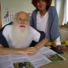 Das Künstler-Ehepaar Herman und Susanne de Vries beim Studieren der neuen Karte „die spuren im nördlichen steigerwald“.