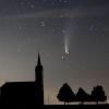 Der Komet Neowise über der Bischwinder Kappel.