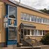 An Stelle der bisherigen Außentreppe ins Erdgeschoss soll am Gemeindehaus in Karsbach ein zweistöckiger Vorbau mit Aufzug den behindertengerachten Zugang zu beiden Stockwerken ermöglichen.