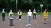Abschied mit Abstand: Absolventen der Realschule in Gerolzhofen haben sich zu einem Gruppenfoto aufgestellt, das es ohne Corona so nicht gäbe.