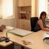 Ein Blick in das Einwohnermeldeamt mit Sandra Holzschuh, das wohl den meisten Publikumsverkehr hat und neu eingerichtet wurde mit Abschirmung zu den Besuchern und hellen Möbeln.