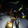 Feuerwehrleute und Jäger hieven nachts einen Rehbock aus dem Speichersee einer Erdbeer-Plantage in Reichenbach.