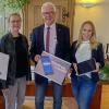 Im Bild zu sehen sind (von links) Stefanie Schleicher (Kulturamt), Silke Brochloß-Gerner (Leiterin Kulturamt), Bürgermeister Günther Werner, Annabell Sahlender (Pressesprecherin und

Öffentlichkeitsarbeit) und Stephan Schneider (Geschäftsleiter Stadt Haßfurt).