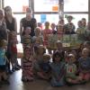 Pünktlich zum Kindergartenstart für alle Kinder am 1. Juli überreichten Kathleen Bauer und Nina Seelein stellvertretend für den gesamten Elternbeirat des Kindergartens St. Burkard Erlenbach der Leiterin Lis Kempf und 104 Kindern eine Eis-Spende. Die Kinder aus sechs Gruppen und deren Erzieherinnen freuten sich laut Pressemitteilung über die Abkühlung und bedankten sich mit Applaus und einem spontanen Lied im Vorraum des Kindergartens. Auf dem Foto zu sehen sind (von links): Lis Kempf, Kathleen Bauer, Nina Seelein (davor die Kinder der Elternbeiratsmitglieder) und die Kinder der Sonnengruppe.