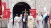Nach dem Pfarrfest-Gottesdienst begab sich der geehrte Bruno Rüthlein zum Haupteingang der Pfarrkirche mit Pfarrer Otto Barth, den Ministranten und dem Spalier der teilnehmenden Fahnenabordnungen der Versbacher Ortsvereine.