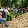 Waldbegang der Fladunger Stadträte mit dem Geschäftsführer der Forstbetriebsgemeinschaft Obere Rhön André Link und Revierleiter Ottfried Pankratius. Die Hackschnitzelhaufen, angefallen bei der Borkenkäferbekämpfung, bleiben im Wald.