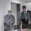 Der Angeklagte betritt mit seinem Verteidiger den Sitzungssaal im Landgericht Aschaffenburg.