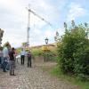 Einen kurzen Abstecher machten die Ratsleute zum Kirchberg, wo die baufälligen Gaden verfüllt worden sind. Oben grenzt die neue Kita an, ein Teil des Hanggeländes soll in die Außenanlage integriert werden. Einen kurzen Abstecher machten die Ratsleute zum Kirchberg, wo die baufälligen Gaden verfüllt worden sind. Oben grenzt die neue Kita an, ein Teil des Hanggeländes soll in die Außenanlage integriert werden.