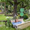 Reinhard Steinmetz genießt den Sommer in seinem Garten in Himmelstadt.