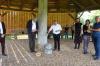 Zum Abschluss der Einweihungsfeier des Friedensforums segnete Pfarrer Stephan Mai das Denkmal für den Frieden. Im Bild, von links: Bürgermeister Thorsten Wozniak, Pfarrer Reiner Apel, Pfarrer Stefan Mai, Amelie Auer und Besucher, die das Friedenslicht trugen.