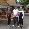 Der elftägige Biergarten auf der Gemündener Lindenwiese zieht eine positive Zwischenbilanz. Im Bild die Festwirtin Jutta Widmann mit Sohn Franz und Schwiegertochter Sina.