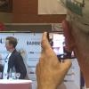 Sport-Größen unter sich: Timo Boll, Deutschlands Vorzeige-Tischtennisspieler, wird von ZDF-Sport-Moderator Jochen Breyer interviewt. Diesen nicht alltäglichen Moment im Grabfeld hält TSV-Manager Andy Albert per Handy fest.