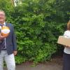 Kundenberater Harald Pollak bei der Übergabe der Mund-Nase-Masken an Rektorin Anke Ludwig von der Grundschule Kirchheim
