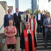 Zum Erinnerungsfoto versammelten sich nach dem Abschieds-Gottesdienst für Pfarrer Sebastian Wolfrum auf der Kirchentreppe (vorne, von links) Pfarrer Frank Hofmann-Kasang, Pastorin Verena Häggberg, Pfarrer Sebastian Wolfrum, Dekan Wenrich Slenczka, (hinten, von links) Bürgermeister Jürgen Götz (Veitshöchheim), Kirchenvorstand-Vertrauensmann Bernhard Köbler, Bürgermeisterin Klara Schömig (Güntersleben), Diakonin Claudia Grunwald, Bürgermeister Michael Röhm (Thüngersheim), Veitshöchheims katholischer Pfarrer Robert Borawski, Pfarrer Johannes Riedel (Senior des Pfarrkapitels des Dekanats).