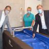 Eines von vielen Kurmitteln in der neu gestalteten Wellness- und Gesundheitsabteilung: Bürgermeister Thomas Helbling (von links), Abteilungsleiterin Christa Anding und Kurdirektor Werner Angermüller an einer modernen Moorwanne.