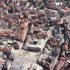 Das Luftbild aus der Nachkriegszeit zeigt das lange als öffentlicher Platz genutzte Areal des ehemaligen Zehnthofs des Kloster Haugs (unten, Bildmitte). Gegenüber und unterhalb des Martin-Luther-Platzes wurde schon damals ebenfalls geparkt.