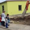 Zuschauen beim Arbeiten am neuen Haus: Die Kinder des  Abtswinder Kindergartens schauten kurz vor der Eröffnung schon mal am neuen Hort vorbei.