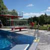 Das Bischofsheimer Freibad bietet auch zu Corona-Zeiten Abkühlung und den besonderen Badespaß. Das Bild zeigt Jugendliche am Sprungturm mit Manfred Markert. Natürlich gilt es, die Abstandsregeln einzuhalten.