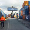 Vom den bis zu 700 Meter langen Zügen kommen die Container auf das Betriebsgelände, das sich über einen Kilometer erstreckt.