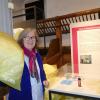 Kulturgeschichte trifft Plastikmüll: Museumschefin Regina Hanemann schultert den gelben Sack. Kulturgeschichte trifft Plastikmüll: Museumschefin Regina Hanemann schultert den gelben Sack.