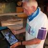 Auf seinem Tablet kann der Abtswinder Hans Schwanfelder genau beobachten, was die Falken in ihrem Nest machen. An seiner Hausfassade ziehen zwei Altvögel gerade fünf Junge auf. Auf seinem Tablet kann der Abtswinder Hans Schwanfelder genau beobachten, was die Falken in ihrem Nest machen. An seiner Hausfassade ziehen zwei Altvögel gerade fünf Junge auf.