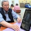 Auch die Gäste vom Gasthaus Ölmühle in Abtswind, wie hier Heinrich Burlein, werfen gerne einen Blick aufs Tablet mit den Kamera-Bildern vom Falkennest. Auch die Gäste vom Gasthaus Ölmühle in Abtswind, wie hier Heinrich Burlein, werfen gerne einen Blick aufs Tablet mit den Kamera-Bildern vom Falkennest.