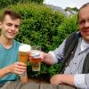 Uli Martin und sein neuer Brauerlehrling Tobias Bayer.