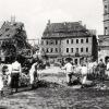 Im Zweiten Weltkrieg wurde auch Schweinfurt schwer zerstört. Im Bild sind Aufräumarbeiten am Marktplatz mit Rathaus zu sehen.
