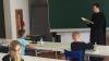 Schüler der Unterstufe des EGM lauschen den Geschichten, die ihnen Schulseelsorger Pater Jesaja vorliest.