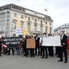 Mitarbeiter der Fluggesellschaft Laudamotion, einer Ryanair-Tochter in Österreich, protestieren am 2. Juni gegen die Schließung der Basis am Flughafen Wien. 