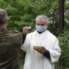 Symbol der Pandemie: Mit Mundschutz reicht der katholische Militärpfarrer in Veitshöchheim, Andreas Rudiger, einem Soldaten eine Hostie zur Heiligen Kommunion. Symbol der Pandemie: Mit Mundschutz reicht der katholische Militärpfarrer in Veitshöchheim, Andreas Rudiger, einem Soldaten eine Hostie zur Heiligen Kommunion.