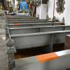 Durch weiße Schnüre waren Kirchenbänke teils gesperrt, um den Abstand einzuhalten. Durch weiße Schnüre waren Kirchenbänke teils gesperrt, um den Abstand einzuhalten.