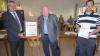 Bürgermeister Heribert Neckermann (links)

ernennt seinen Amtsvorgänger Ludwig Mühleck zum Ehrenbürger von Sonderhofen und verleiht ihm den Titel "Altbürgermeister." Mit auf dem Bild Andreas Mark (rechts), der nach sechs Jahren aus dem Gemeinderat ausgeschieden ist.