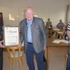 Bürgermeister Heribert Neckermann (links)

ernennt seinen Amtsvorgänger Ludwig Mühleck zum Ehrenbürger von Sonderhofen und verleiht ihm den Titel "Altbürgermeister." Mit auf dem Bild Andreas Mark (rechts), der nach sechs Jahren aus dem Gemeinderat ausgeschieden ist.