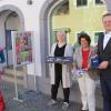 Brillen prominenter Persönlichkeiten präsentiert derzeit Optik Wolf-Jüttner in Gerolzhofen bis Ende Juni. In der Zeit werden Spenden für die Klinik-Clowns gesammelt. Stephan Jüttner (von rechts), Brunhilde Wolf-Jüttner, Nina Jüttner und Silvia Kirchhof als "Clown Machnix" stellten die Aktion vor.