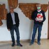 Die Spender des Defibrillators, der nun im Foyer der Leinachtalhalle platziert ist (von links): Thomas Adam (Vertriebsvertreter Wolf-Haus), Bürgermeister a. d. Uwe Klüpfel mit den betrieblichen Ersthelfern der Gemeindeverwaltung, Rainer Reichert und Andreas Galota.