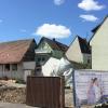 In dieser Baulücke in der Gerolzhöfer Bleichstraße (rechts der Gebäudegiebel von Zahnarzt Dirk Seidenstücker) soll ein Zweifamilienhaus entstehen.