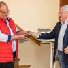 Symbolische Schlüsselübergabe: Amtsvorgänger Edmund Wirzberger (rechts) übergibt den Rathausschlüssel an Neuhüttens neuen Bürgermeister Bernd Steigerwald.