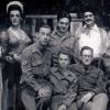 Das Show-Team mit Bandleader Marty Faloon und Carmen-Darsteller Fredd Wiener alias Fredd Wayne und Technical Sergeant Gordon „Shorty“ Myers – Dritter von links.