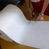 In großen Rollen kam der Vlies an und wurde im Landratsamt zugeschnitten und verpackt.