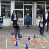 Hüpfspiele für den Pausenhof: Bürgermeister Günther Werner (rechts) kam zur offiziellen Übergabe an die Haßfurter Grundschule. Eine Notfallbetreuungsgruppe nahm gleich das Mühle-Spiel in Beschlag.  Hausmeister Armin Richter (links) hatte die Markierungen fachgerecht angebracht.